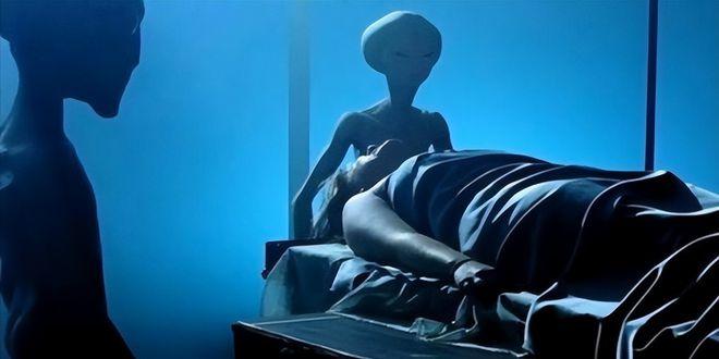 求电影中有外星人拿人做实验的场景,就是人被固定在试验床上让外星人做实验的电影?牛仔和外星人,这部电影好看吗?