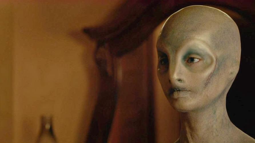 求电影中有外星人拿人做实验的场景,就是人被固定在试验床上让外星人做实验的电影?牛仔和外星人,这部电影好看吗?