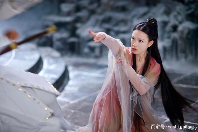 宸汐缘主角?关于一个人在荷花上跳舞的小说叫什?