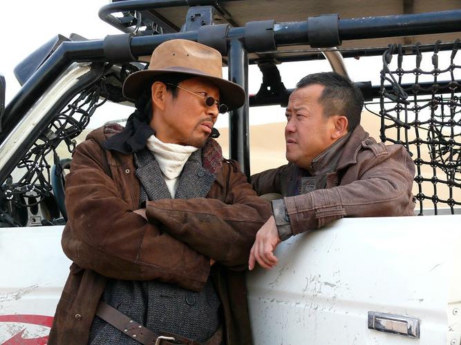 请问成龙和曾志伟一起演的一部在雪地里寻宝的电影叫什么?关于摩揭陀?张一山饰演邓铭恩是那部剧?