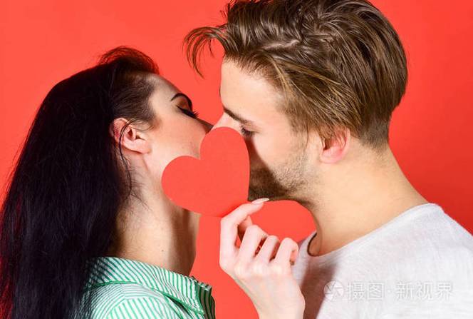 女人主动吻男人是真爱吗?女人亲吻你是真爱吗?