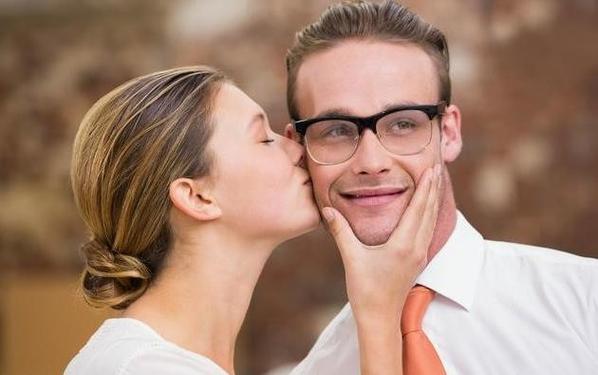 女人主动吻男人是真爱吗?女人亲吻你是真爱吗?