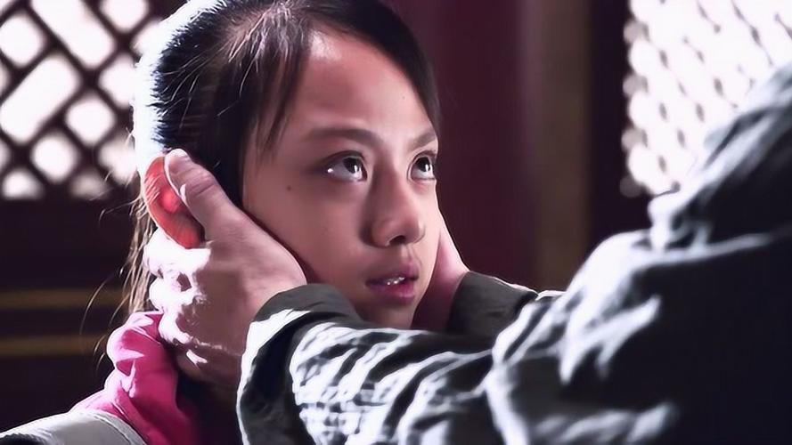 寻龙夺宝里面的笛子插曲是什么名?有一部电影有一条龙,有一个小女孩叫玲玲的还有一个外国小男孩叫英文名叫jies?