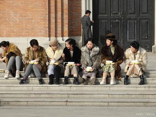60一70年代的爱情电影?导演、主演、群众演员、剧组工作人员他们的伙食都一样吗?