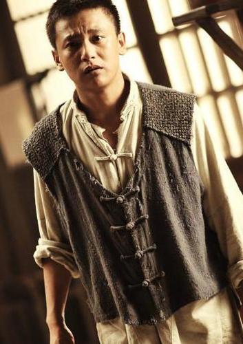 破晓导演？光荣大地拾粮的扮演者？ 