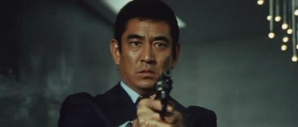 seven是谁导演的?日本电影《追捕》是日本作家佐藤纯弥写的一部小说改编的,这部小说的名字叫什么?作者写这部小说的初衷是?