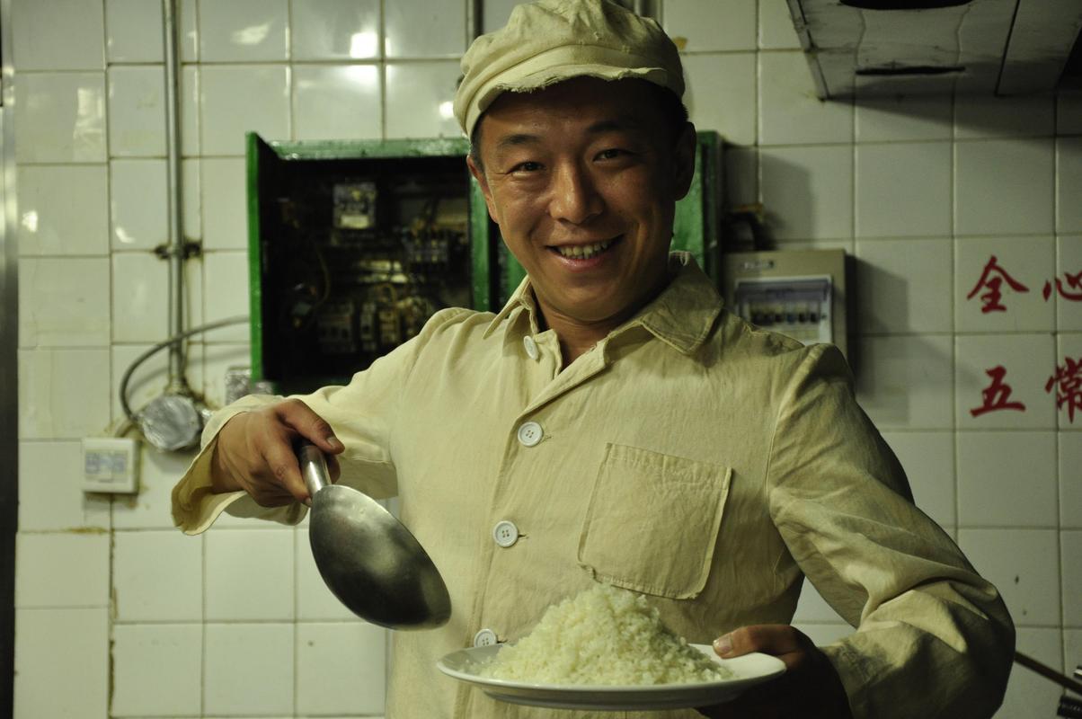 蛋炒饭电影中黄渤做的蛋炒饭是真的这么做的吗？还是导演自己杜撰的？王勃的电影有哪些？ 