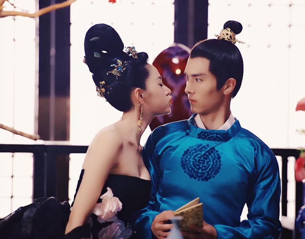 为什么说xun是导演?太子妃升职记太子知道女主是男的吗?