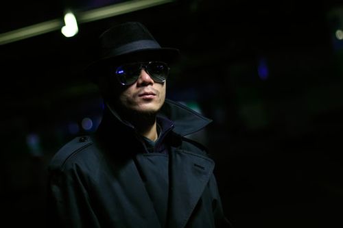 李余导演还活着吗？有一部电影是黑衣人主演在日本学校当老师的？ 
