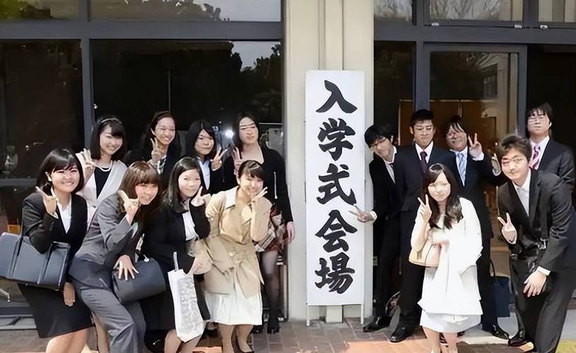 李余导演还活着吗?有一部电影是黑衣人主演在日本学校当老师的?