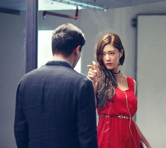 (我老公不靠谱)里r女主角名字叫什么？肖央厕所遇到克拉拉是啥电影？ 