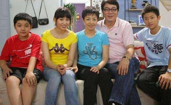 家有儿女第一部玲玲扮演者?家有儿女是哪年的拍的?