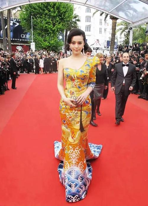 皇帝穿越现代看见曾经用过得剑和龙袍是什么电影?张艺耀导演