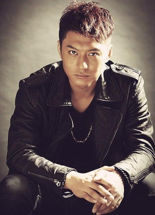 侯京健现实多少岁？县委大院侯处长是谁演的？ 