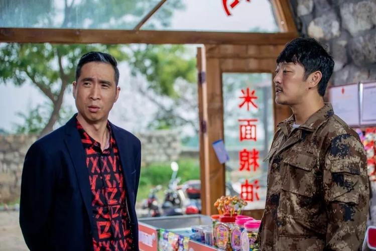 温暖的村庄的村主任是谁扮演的？谢孟伟导演？ 