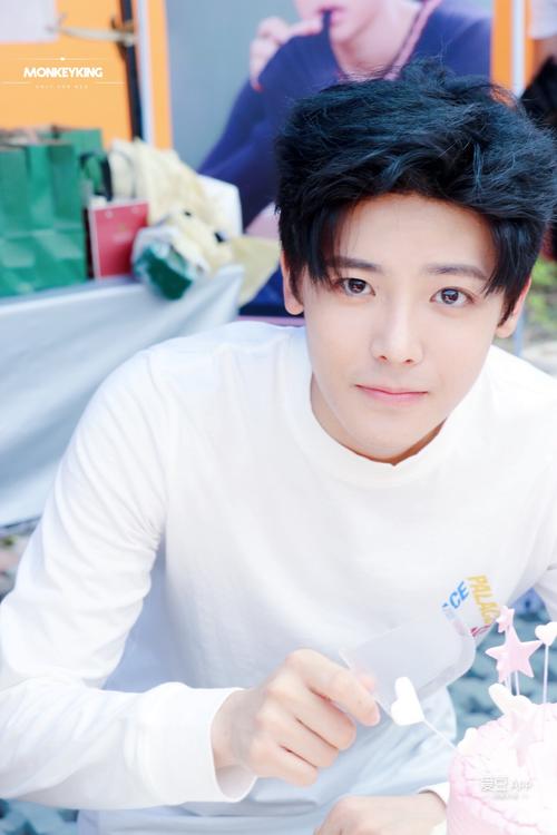 8月3日生日的爱豆?侯明昊的早期经历是怎样的?