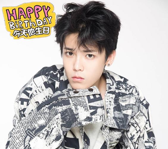 8月3日生日的爱豆?侯明昊的早期经历是怎样的?