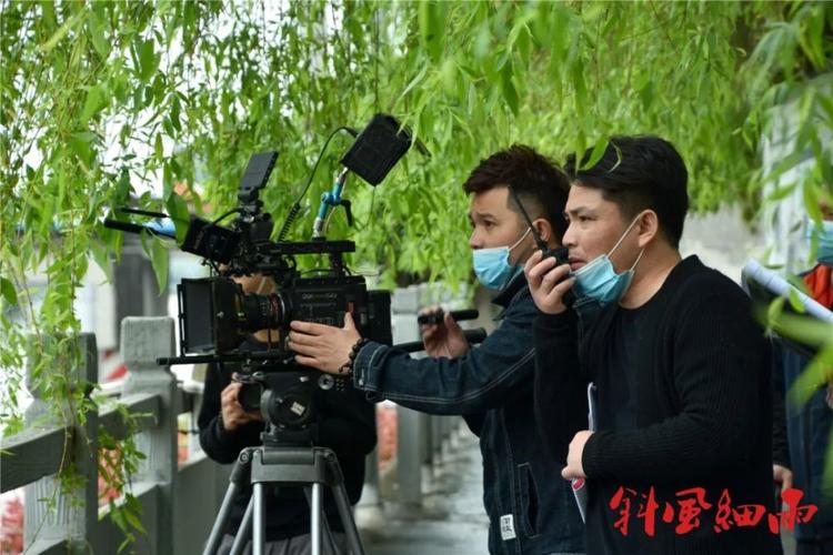 拍一部电影是谁出资拍摄?是导演还是制片人?赚的钱谁分最多?拍电影电视剧的演员的工资都是根据什么来拿的?