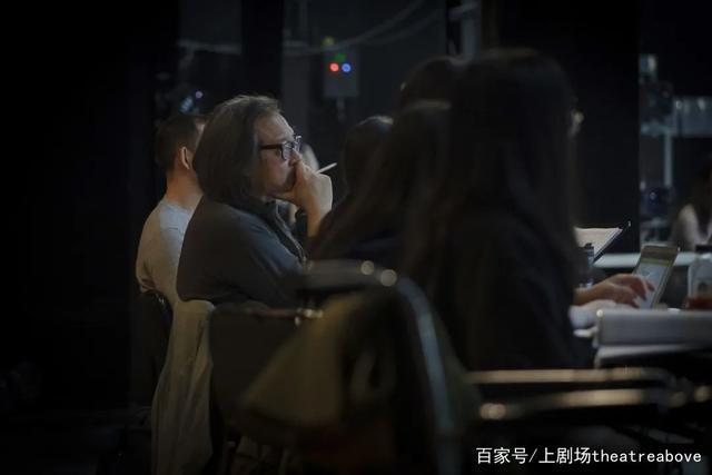 编剧和导演谁权力大？编剧、导演、制片人都是干什么的，他们怎么挣钱的，剧本是谁写的？ 