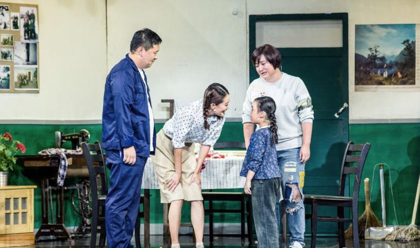 你好，李焕英的副导演？2015春晚小品喜乐街快结束时放的那背景音乐叫什么名字，谢谢？ 