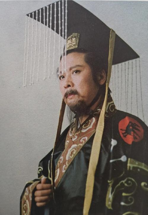 三国演义三个导演？康熙王朝最早播放是哪一年？ 