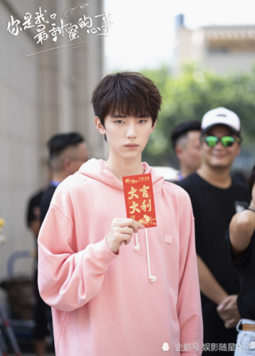你微笑时很甜导演？胜利大逃亡的男主角是谁？ 
