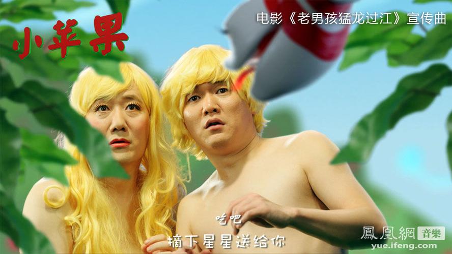 肖央厕所遇到克拉拉是啥电影？有个外国搞笑电影是两个男人,男扮女装去参加派对,按了假胸,去厕所上厕所，很久以前看的，剧情差不多？ 