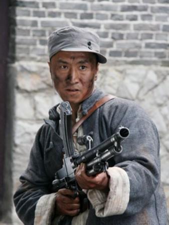 张笑君几岁拍铁道游击队?黑白电影铁道游击队导演?