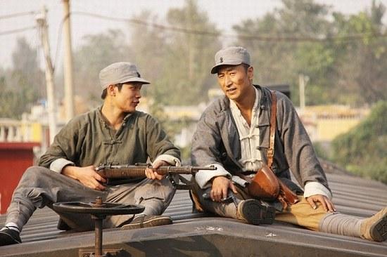张笑君几岁拍铁道游击队?黑白电影铁道游击队导演?