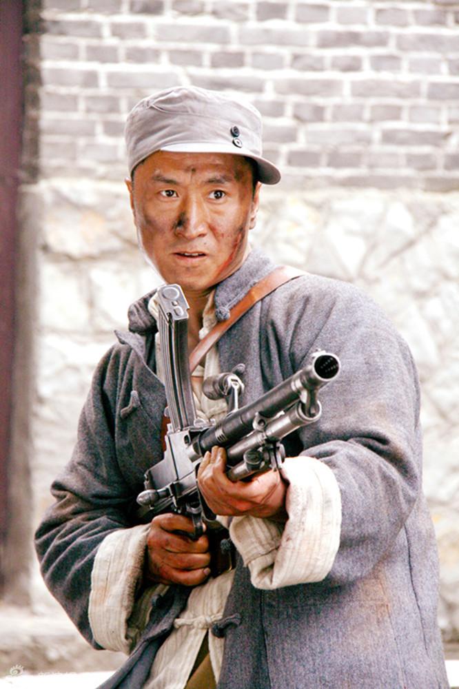 张笑君几岁拍铁道游击队？黑白电影铁道游击队导演？ 
