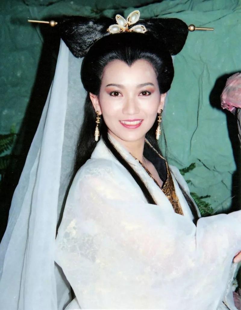 白头发的导演？赵雅芝白素贞几年拍的？ 