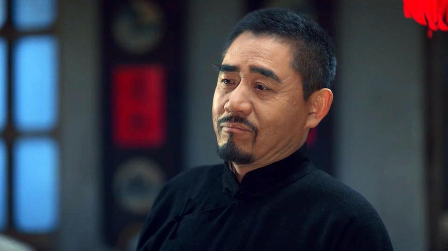 老酒馆警察局长是谁演的?(广东好汉导演)