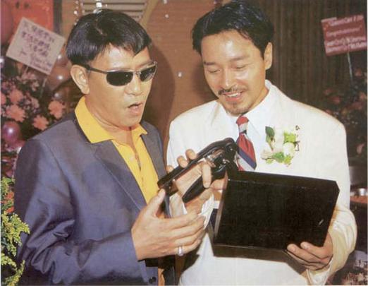 义盖云天,电影的导演?(罗文有做导演吗)