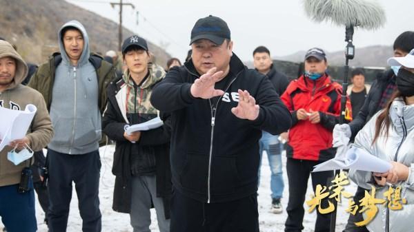 光荣与理想多久开播的?(导演刘江微博有一首歌)