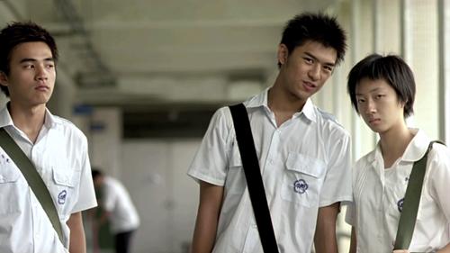 蓝色大门男主角参加什么比赛？（蓝色大门  导演）