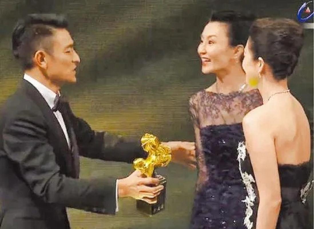 张曼玉以何作品获得37届金马奖?(金马奖陶晶莹让众导演上台)