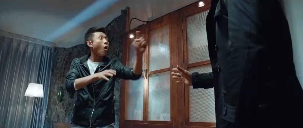 冒牌监护人张一山拿的手机？（谢依霖为什么对导演生气）