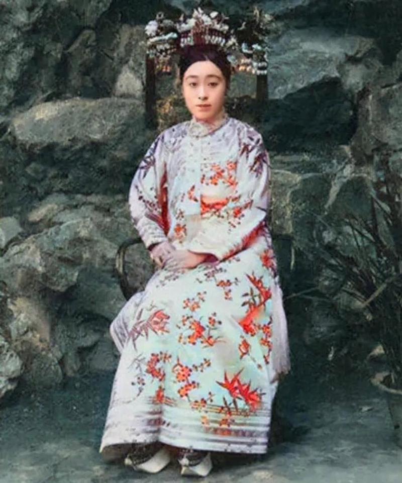 云巅之上德龄与容龄导演？（德龄公主导演是谁）