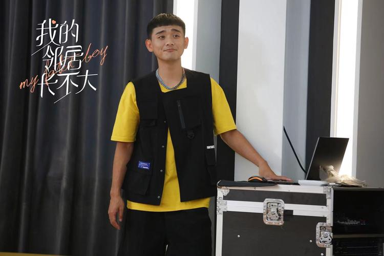 吕子墨和于天奇分开了吗?(爱笑不笑中导演的照片)