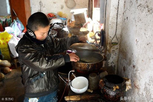 一个孩子和他爸爸一天吃一大盆的饭的有关的电影？（导演谢飞孩子）