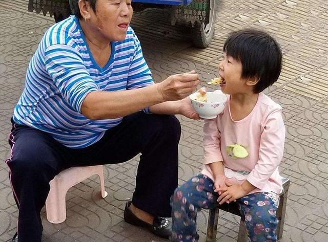 一个孩子和他爸爸一天吃一大盆的饭的有关的电影?(导演谢飞孩子)