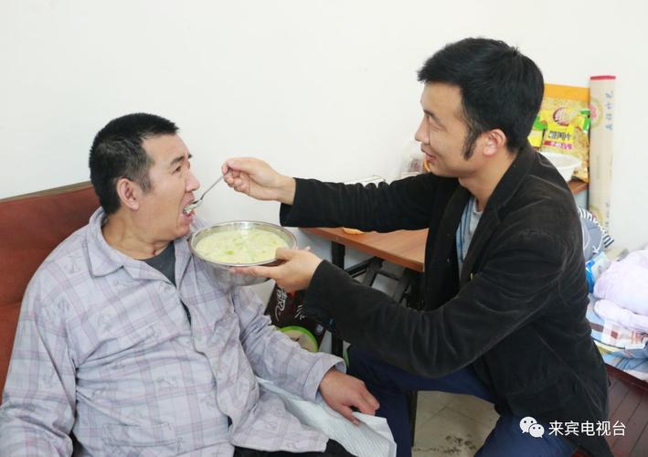 一个孩子和他爸爸一天吃一大盆的饭的有关的电影?(导演谢飞孩子)