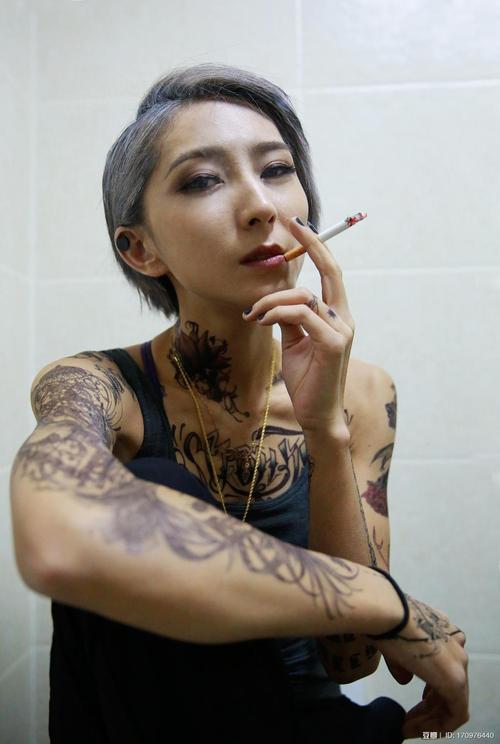 半个喜剧电影里面那个纹身的女的叫什么?(上海舞台剧纹身女导演)