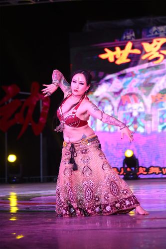 电影传奇老电影中雇用日本舞女跳肚皮舞是哪部电影？（肚皮舞导演让我穿这个）
