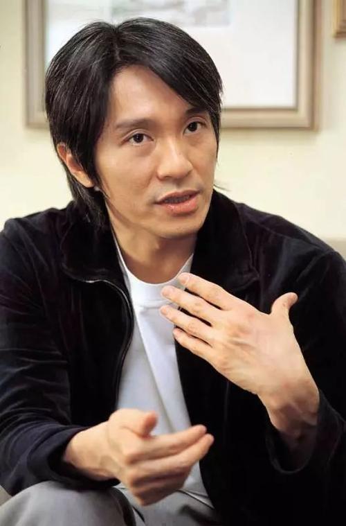 周星驰的电影公司,旗下有哪些艺人?(周星驰的御用导演)
