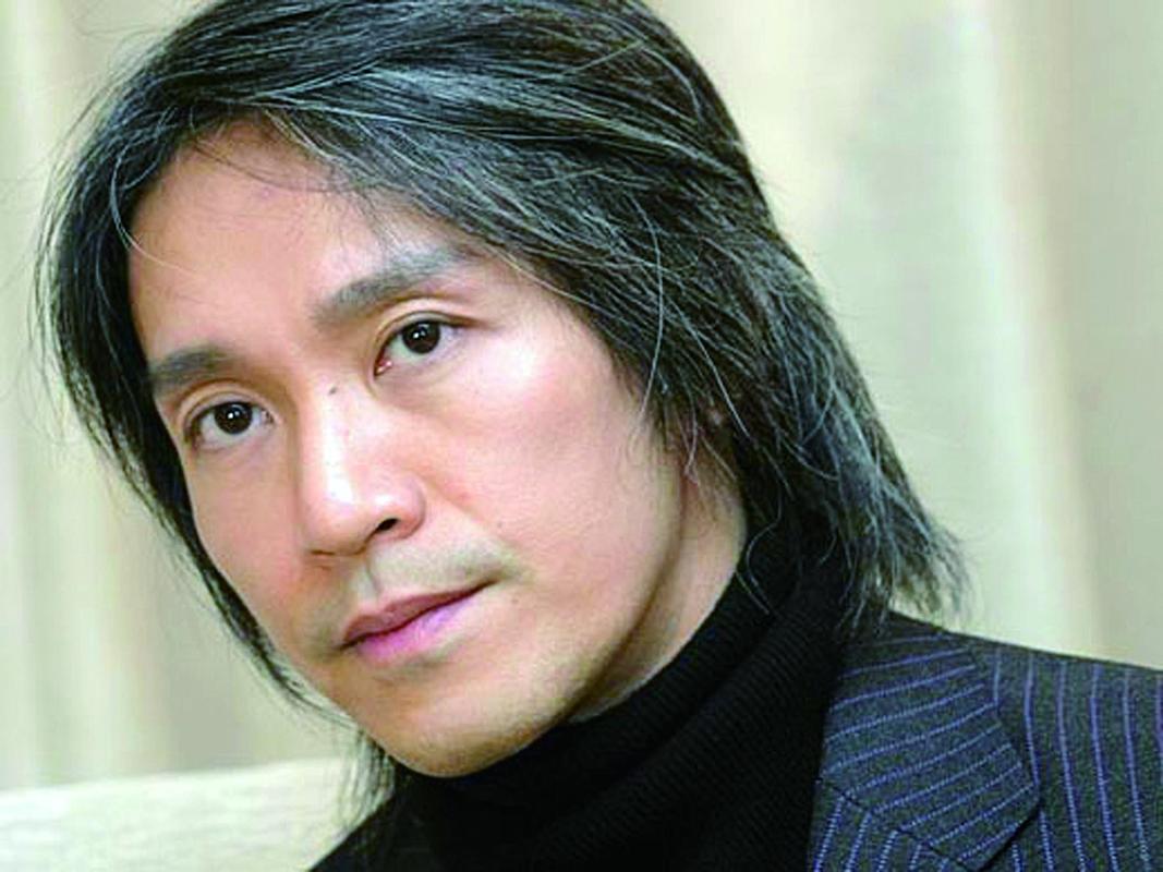周星驰的电影公司,旗下有哪些艺人?(周星驰的御用导演)