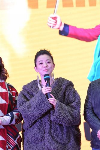 一家老小向前冲导演？（湖南卫视女主播陪导演睡觉视频）