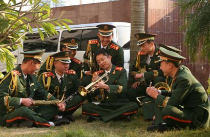 士兵突击用号吹的音乐是什么？（导演小号子）