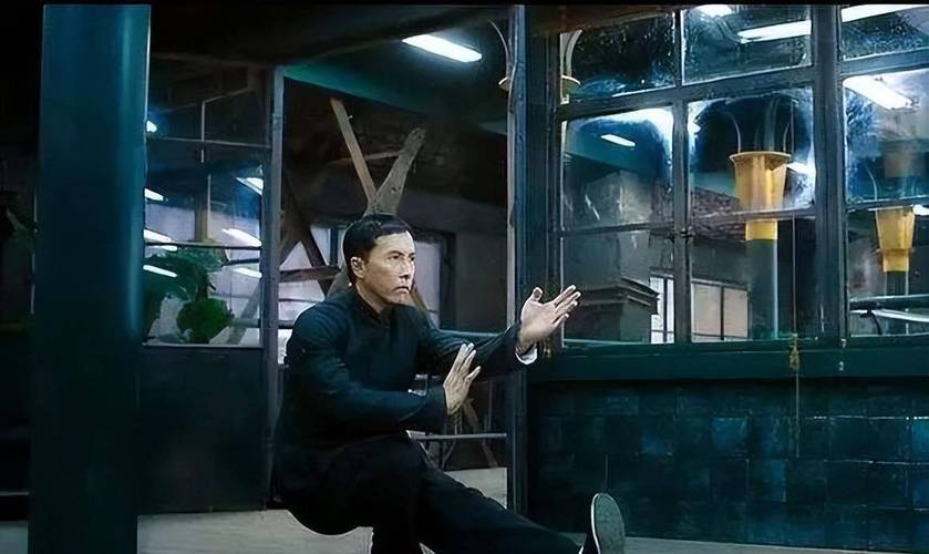 抖音上那些功夫片的电影,比如叶问,霍元甲这些电影的剪辑的背景音乐是什么?就是一开始低音,节奏感挺强?(霍元甲导演剪辑百度云)