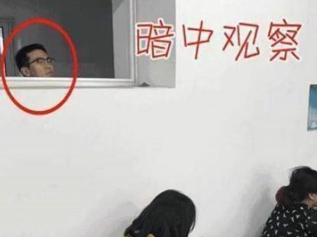 老师从教室后门窥视学生是否符合法律？（偷窥的老师是谁导演的）